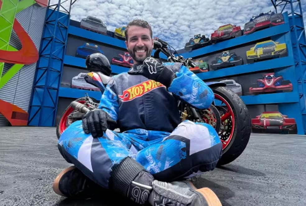 Piloto de moto morre ap&oacute;s acidente em show com manobras radicais no Beto Carrero World