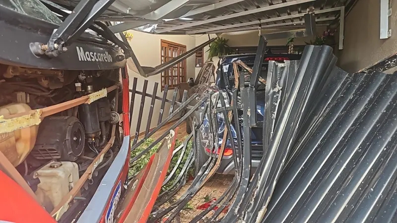 &Ocirc;nibus de transporte coletivo invade garagem ap&oacute;s ser atingido por carro em Toledo