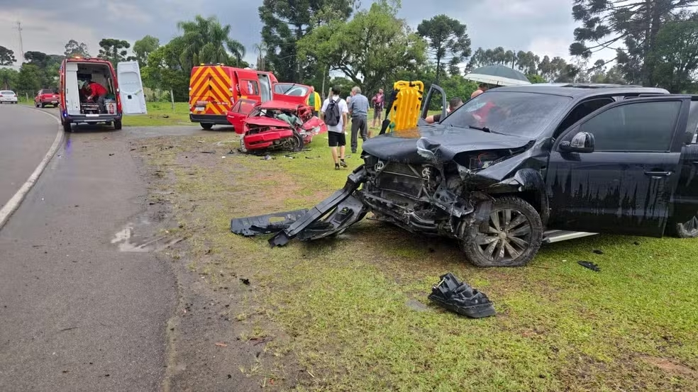 Casal morre e beb&ecirc; fica em estado grave ap&oacute;s carro onde estavam colidir com picape em SC