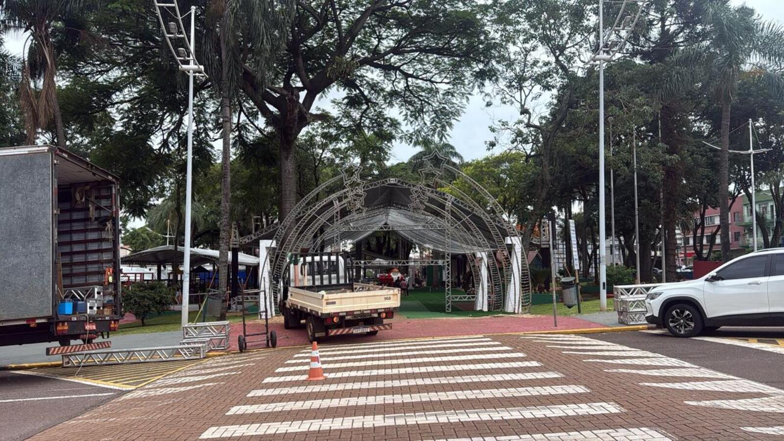 Prefeitura de Toledo prepara Pra&ccedil;a Willy Barth para Natal Encantado