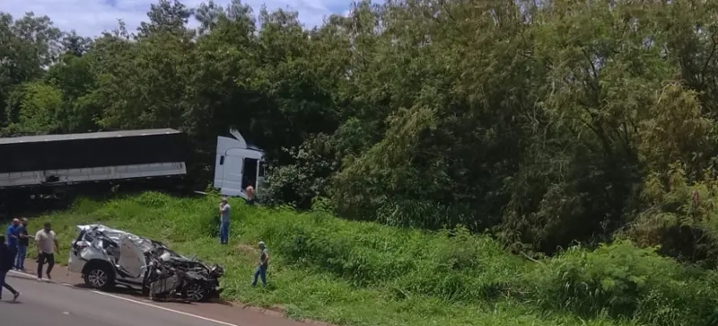 Grave acidente deixa uma pessoa morta e feridos graves na BR-277, entre Matel&acirc;ndia e Medianeira