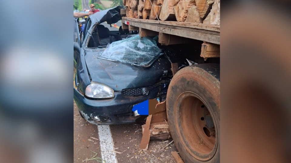 Idoso fica ferido ap&oacute;s bater carro em caminh&atilde;o parado na PR-484, em Quedas do Igua&ccedil;u