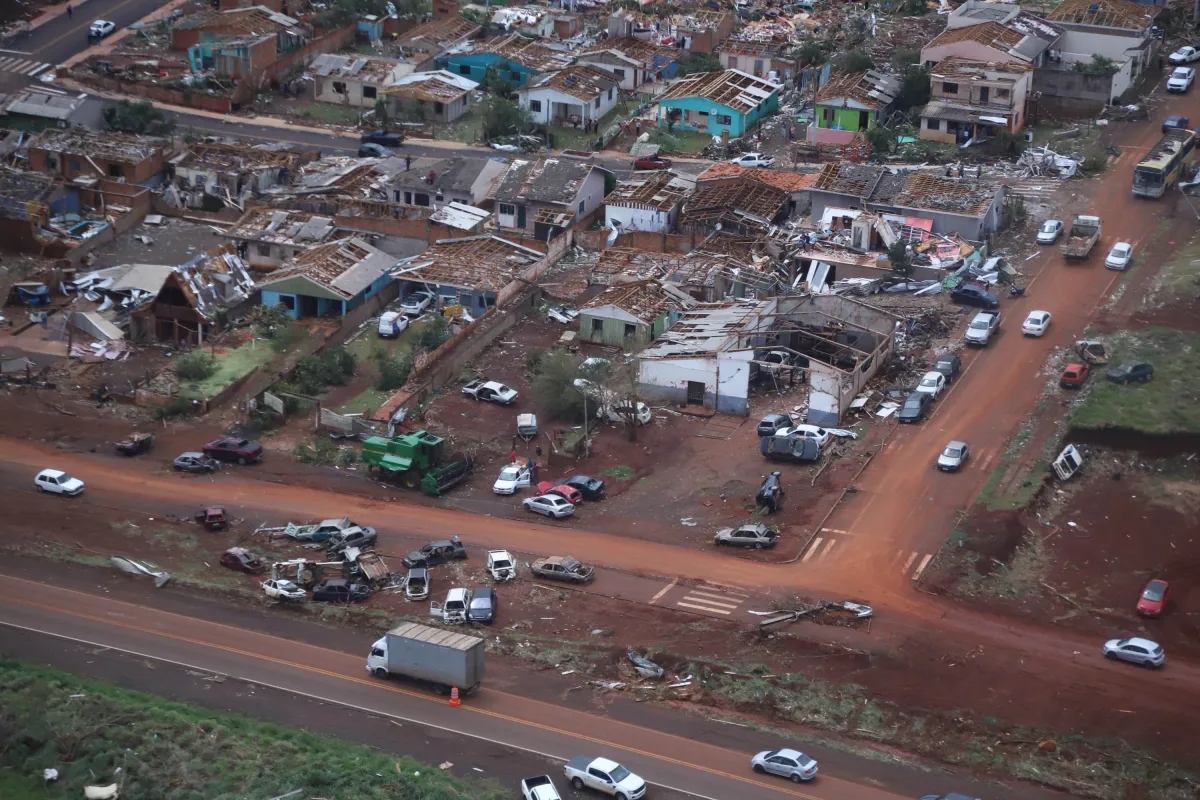 V&iacute;timas de tornado no PR podem antecipar benef&iacute;cios do INSS, diz minist&eacute;rio