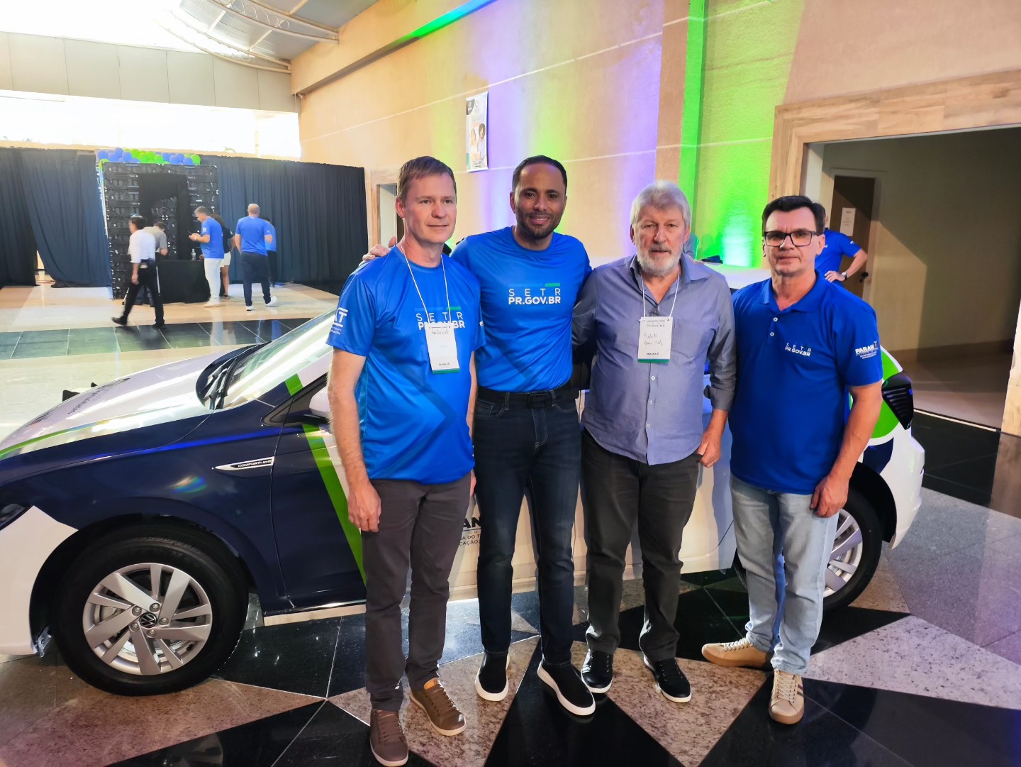 Prefeito Lari Hitz assina termo para recebimento de ve&iacute;culo destinado &agrave; Ag&ecirc;ncia do Trabalhador