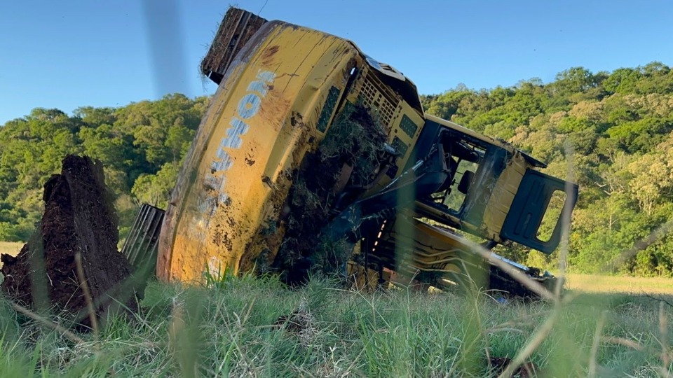 Motorista de caminh&atilde;o morre em capotamento na PR-573, em Corb&eacute;lia