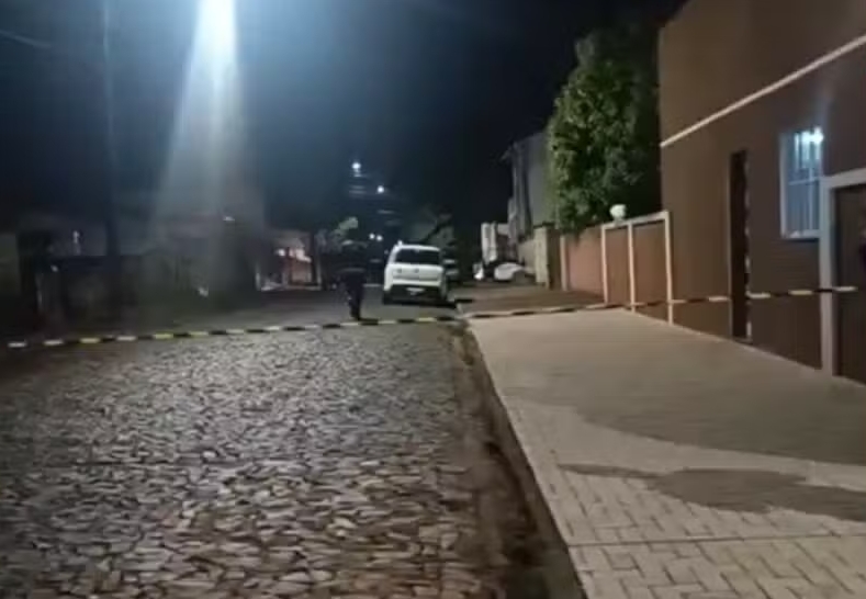 Pai faz filho de 5 anos ref&eacute;m, amea&ccedil;a mat&aacute;-lo e morre baleado ap&oacute;s tentar fugir da pol&iacute;cia no Paran&aacute;, diz PM