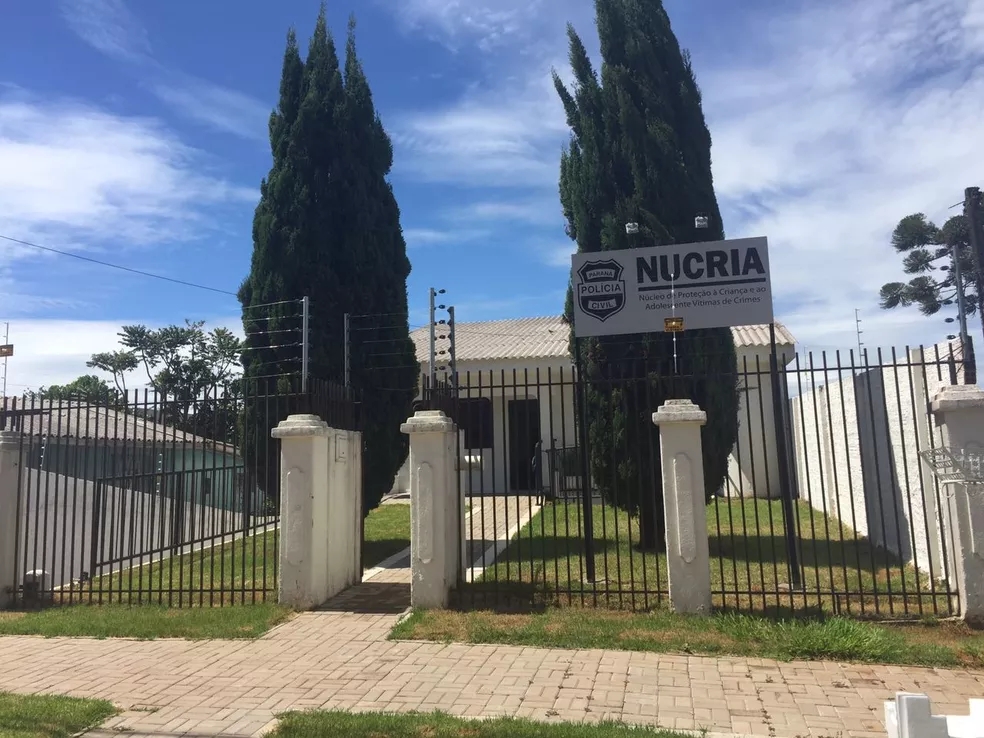 M&atilde;e denuncia sumi&ccedil;o da filha e acaba presa por maus-tratos ap&oacute;s pol&iacute;cia encontrar bilhetes com castigos na casa delas, no PR