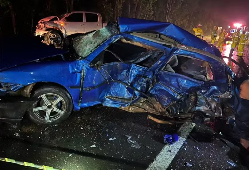 Quatro pessoas morrem em acidente entre tr&ecirc;s ve&iacute;culos na BR-373, no Paran&aacute;