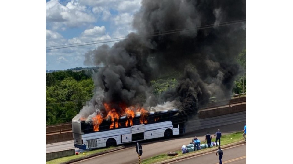 &Ocirc;nibus de compristas pega fogo na BR-277, em Matel&acirc;ndia