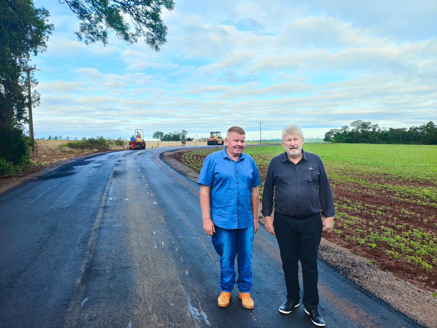 &Uacute;ltimo trecho de asfalto est&aacute; sendo conclu&iacute;do na Linha Brasil, interior de Nova Santa Rosa
