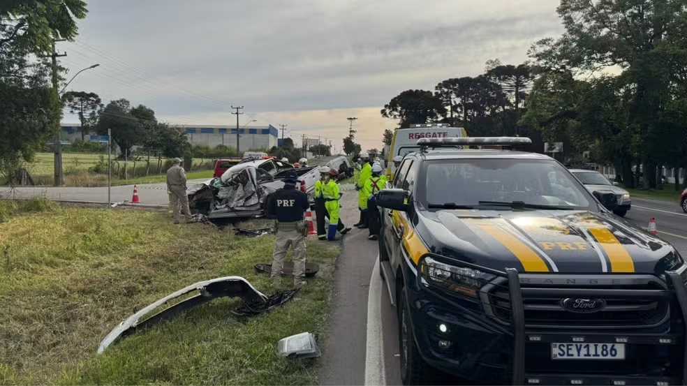 Duas pessoas morrem e crian&ccedil;a &eacute; resgatada com vida ap&oacute;s acidente entre carro e caminh&atilde;o no Paran&aacute;