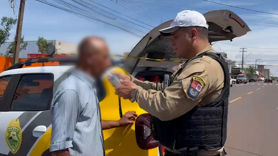 Homem quase bate em viatura da PM com scotter e &eacute; preso por embriaguez em Cascavel