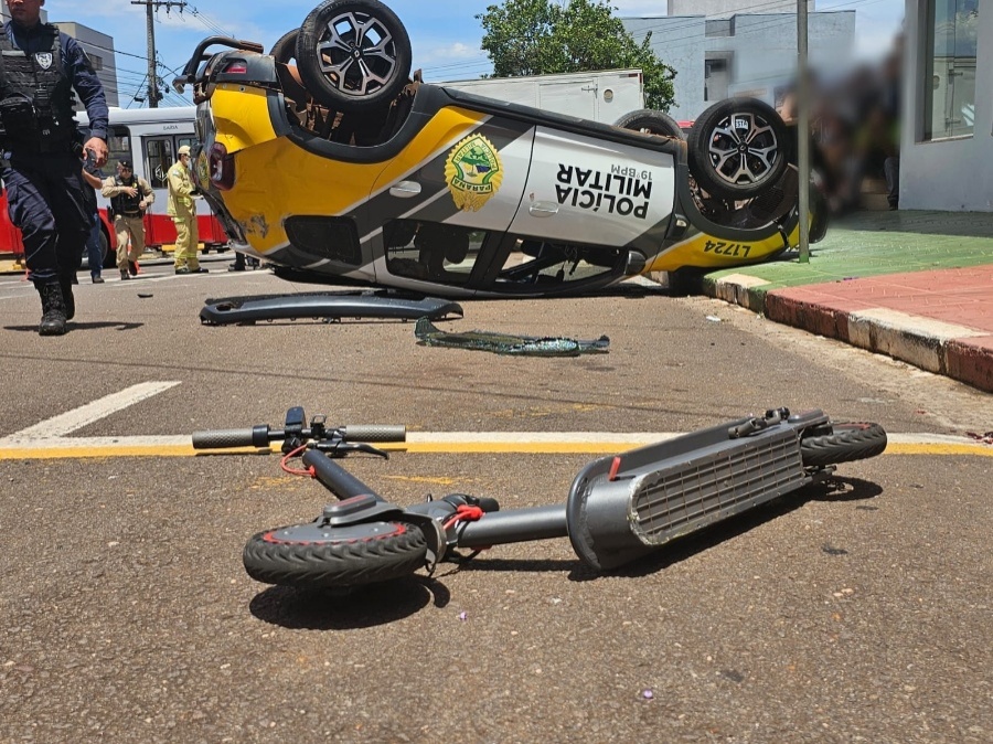 Viatura da PM capota ap&oacute;s colis&atilde;o no Centro de Toledo e atinge jovem em patinete
