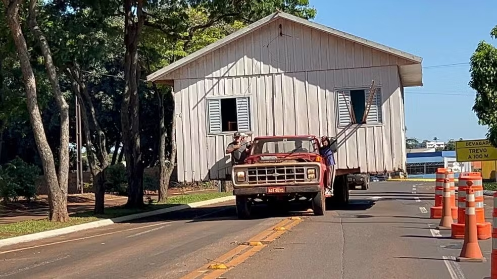 Casa inteira &eacute; transportada por caminh&atilde;o no oeste do Paran&aacute;