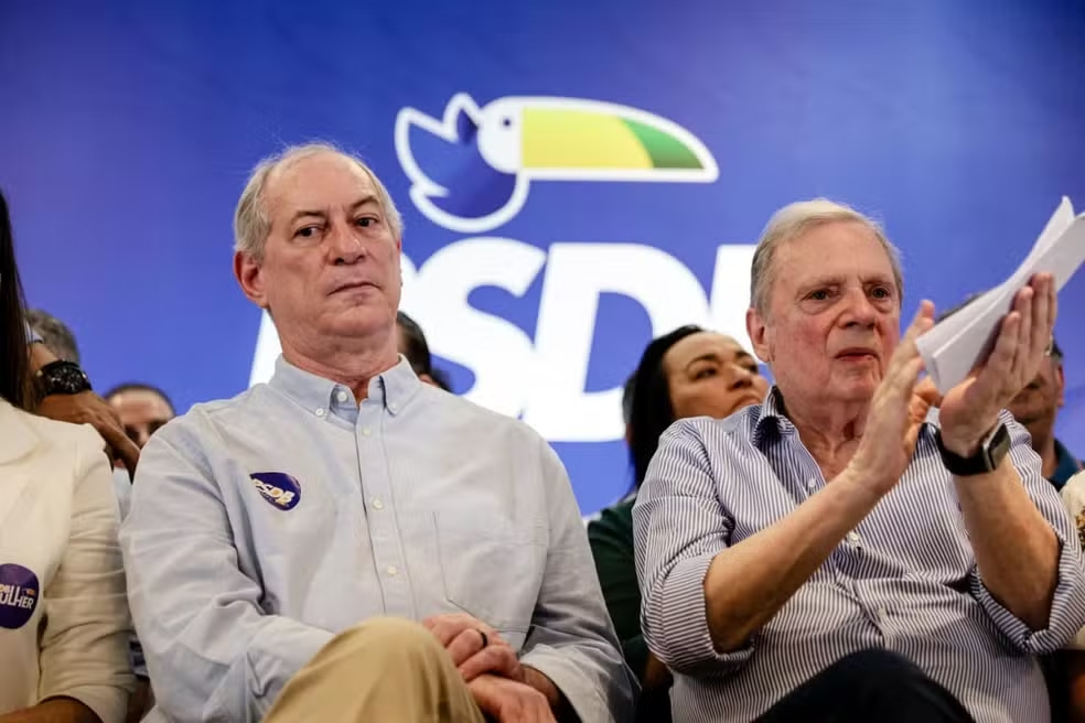 Ao lado de Tasso Jereissati, Ciro Gomes assina ficha de filia&ccedil;&atilde;o ao PSDB